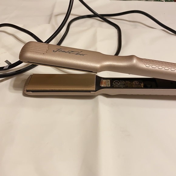 Jose Eber signature vibrating straightening iron or flat iron - Picture 2 of 4